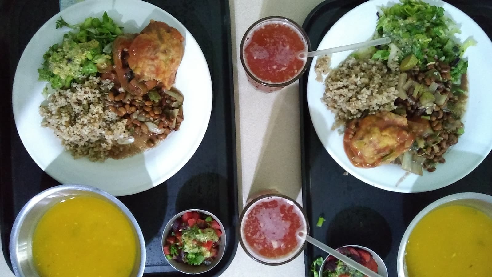 Bandejas del almuerzo: sopa, arroz integral, ensalada y jugo natural
